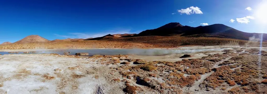 Vista de las termas de Polloquere en Salar de Surire